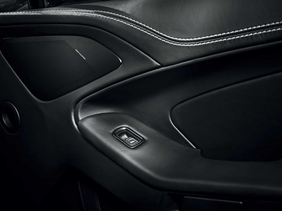 Детали интерьера Aston Martin Vanquish Carbon Black 2014 года  (фото 11 из 30)